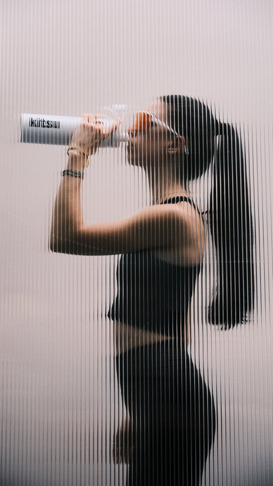 Training im Kitsu Health Club, fotografiert durch geriffeltes Glas